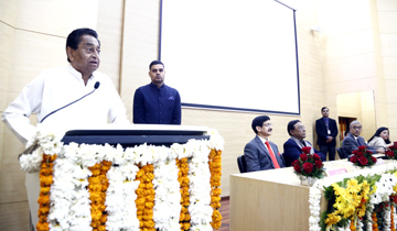 प्रदेश को आर्थिक शक्ति बनाएं अफसरों से बोले कमलनाथ