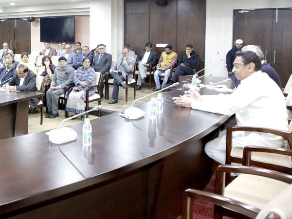 बीमा योजना से कर्मचारियों की चिकित्सा प्रतिपूर्ति बंद