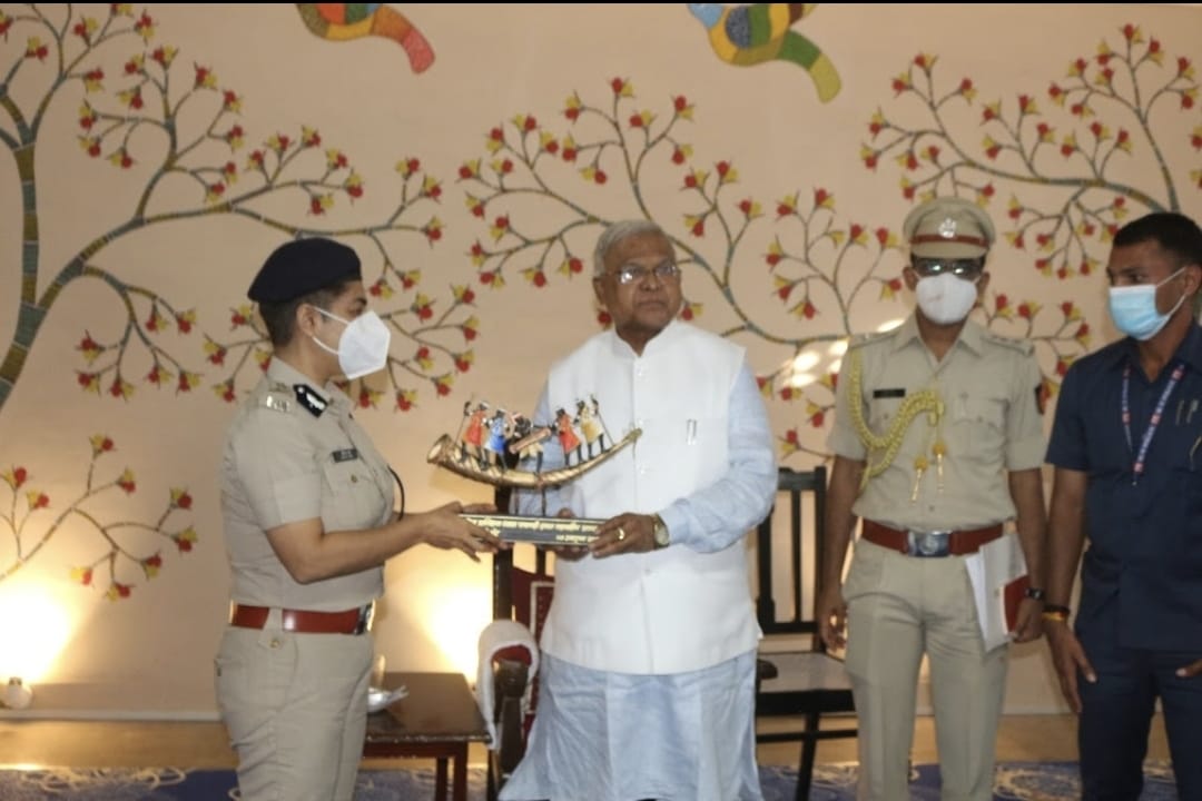 राज्यपाल पहुंचे पुलिस के पचमढ़ी शिविर