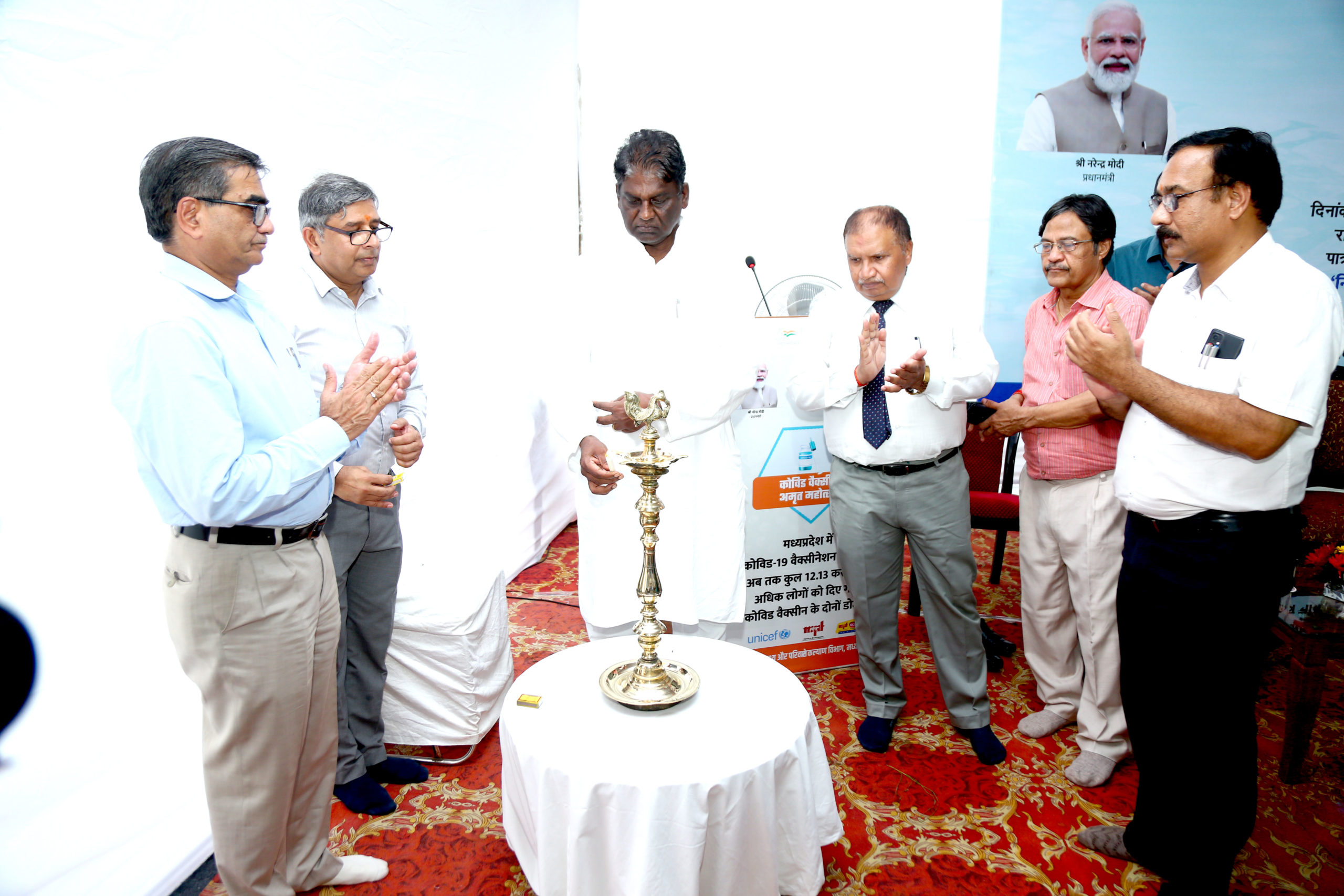 कोरोना की बूस्टर डोज जरूर लगवाएं बोले स्वास्थ्य मंत्री डॉ.प्रभुराम चौधरी