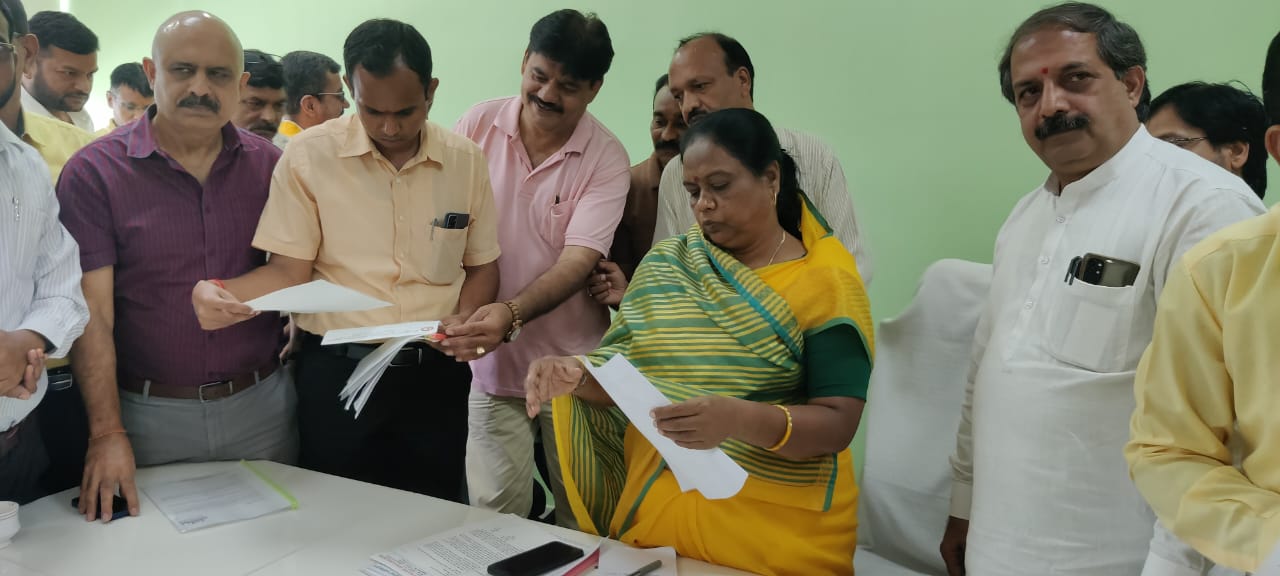 नगर निगम के कमर्शियल टैक्स के विरोध में होटल संचालकों ने महापौर को दिया ज्ञापन