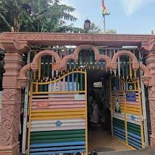 मंदिर में दान आया तो खर्च करने जुट गए समाजसेवी