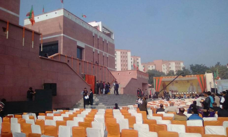 लौह प्रतिमाओं के बोझ तले कुचली जाती भाजपा