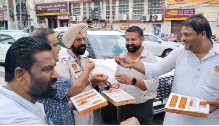 क्रीमी लेयर का आरक्षण बंद करने पर  बाल्मिकी समाज ने लड्डू बांटे