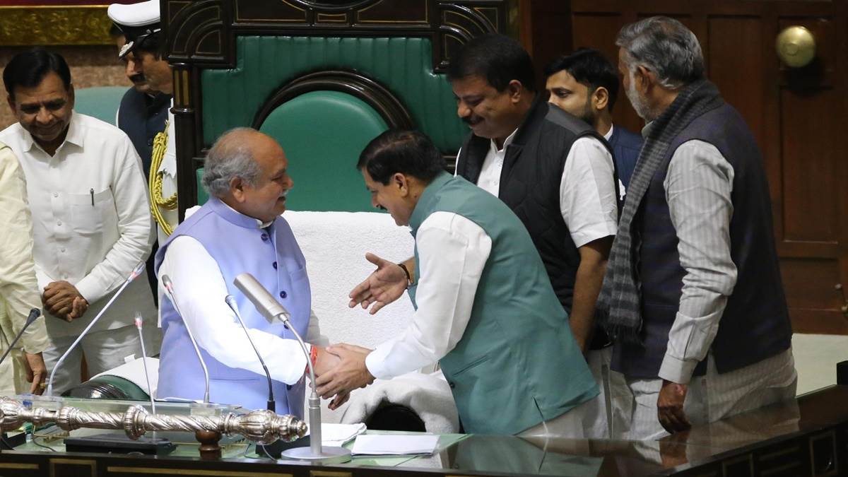 अंबेडकर पर राजनीति, सरकार ने स्वयं मोर्चा संभाला