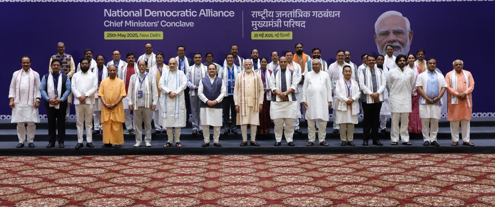 इसे कहते हैं नेता की छत्रछाया