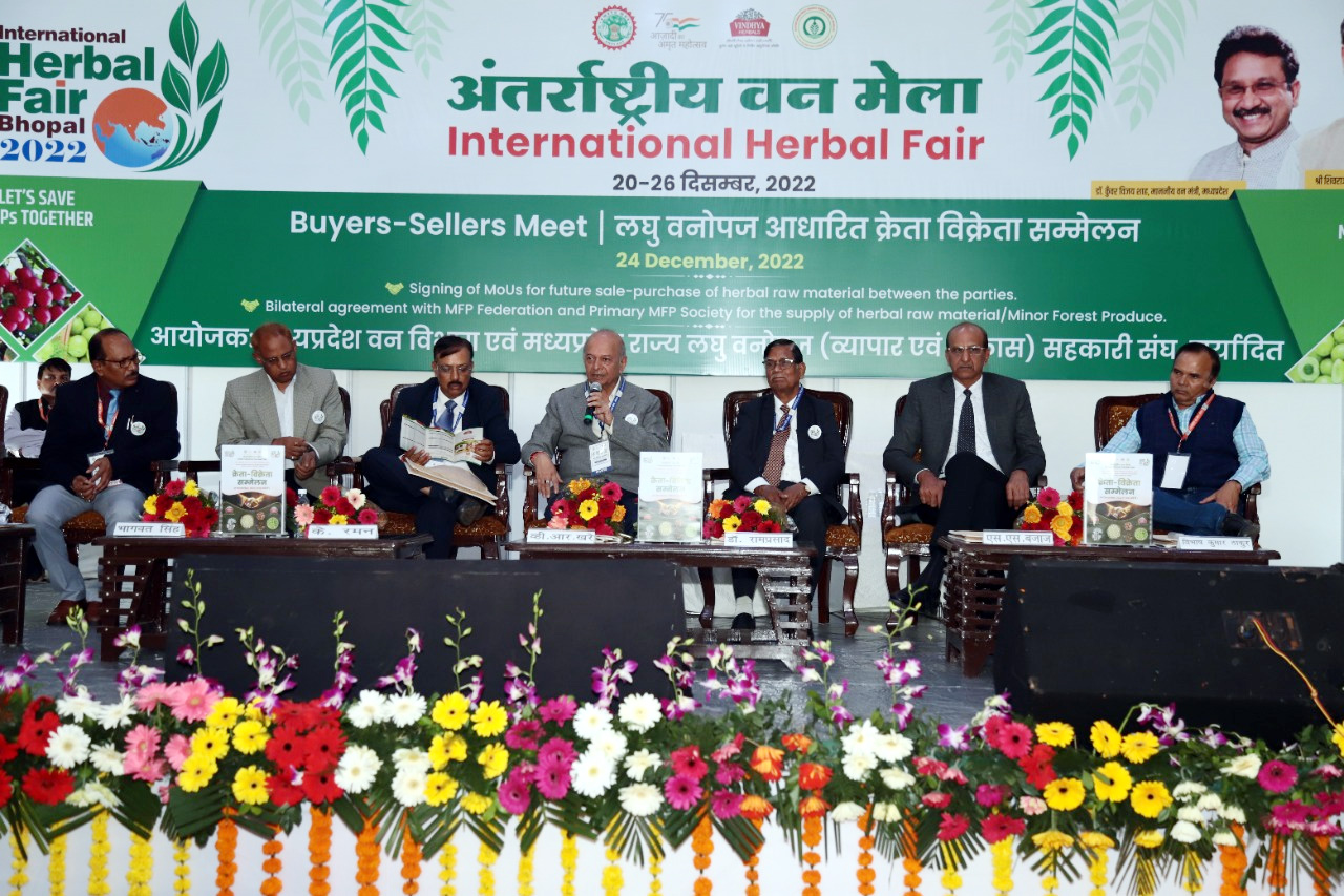 वन मेले में फार्मा कंपनियों ने भी थोक में खरीदी जड़ीबूटियां