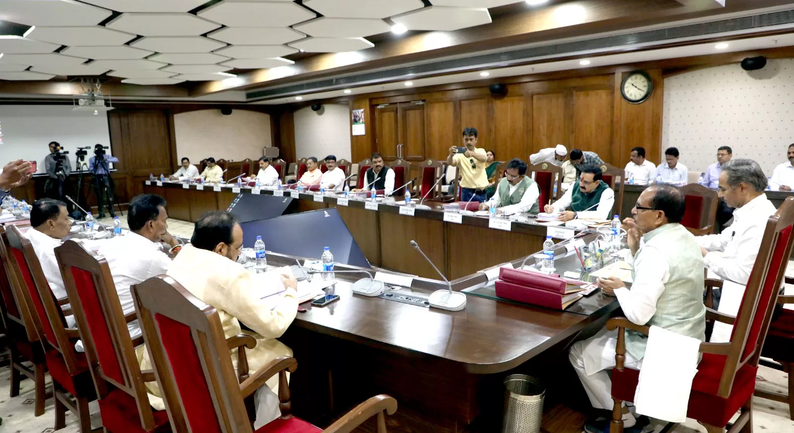 जन धन खातों में न्यूनतम बैलेंस जरूरी नहीं