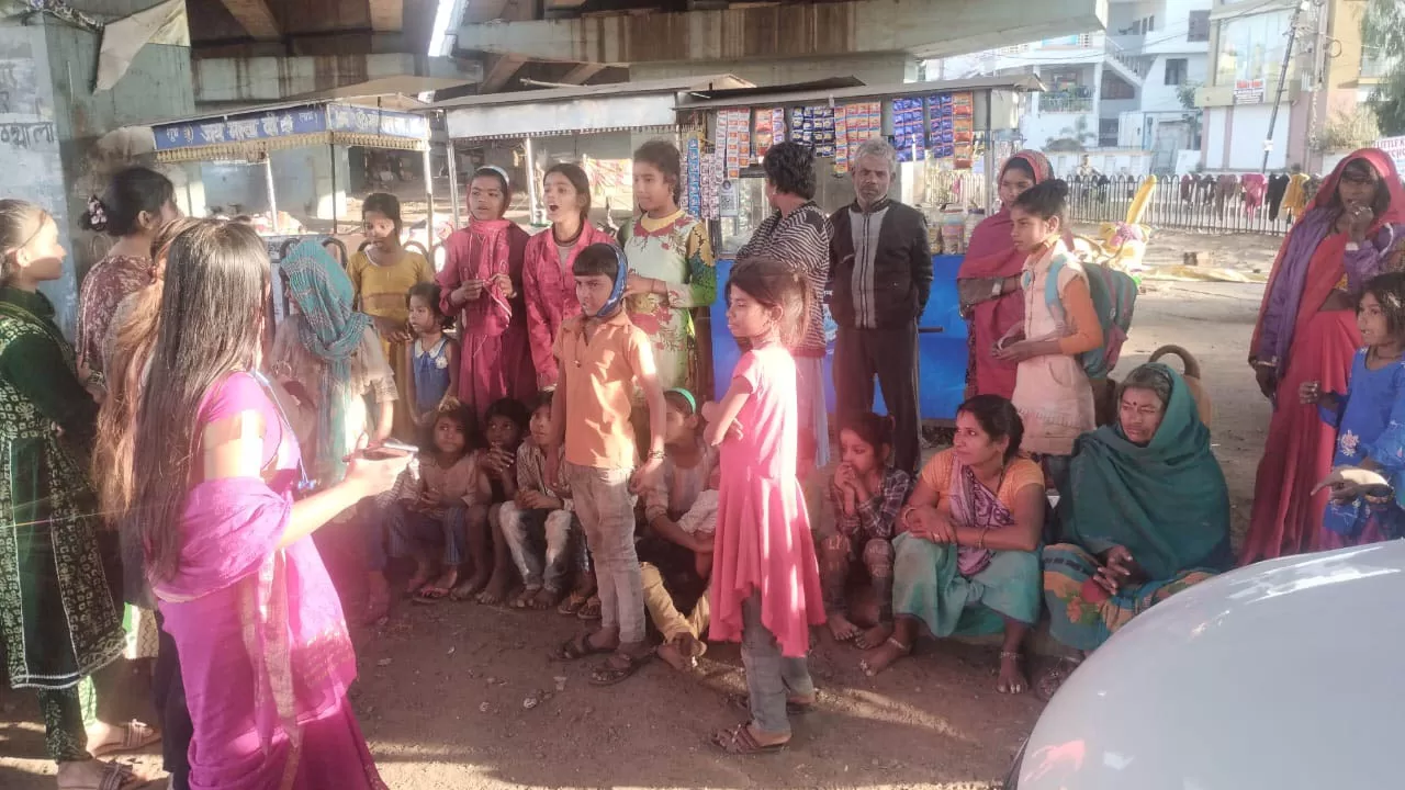 बेसहारा बच्चों और घुमंतू आवासहीनों को भोजन कंबल का सहारा बनी जनसंवेदना