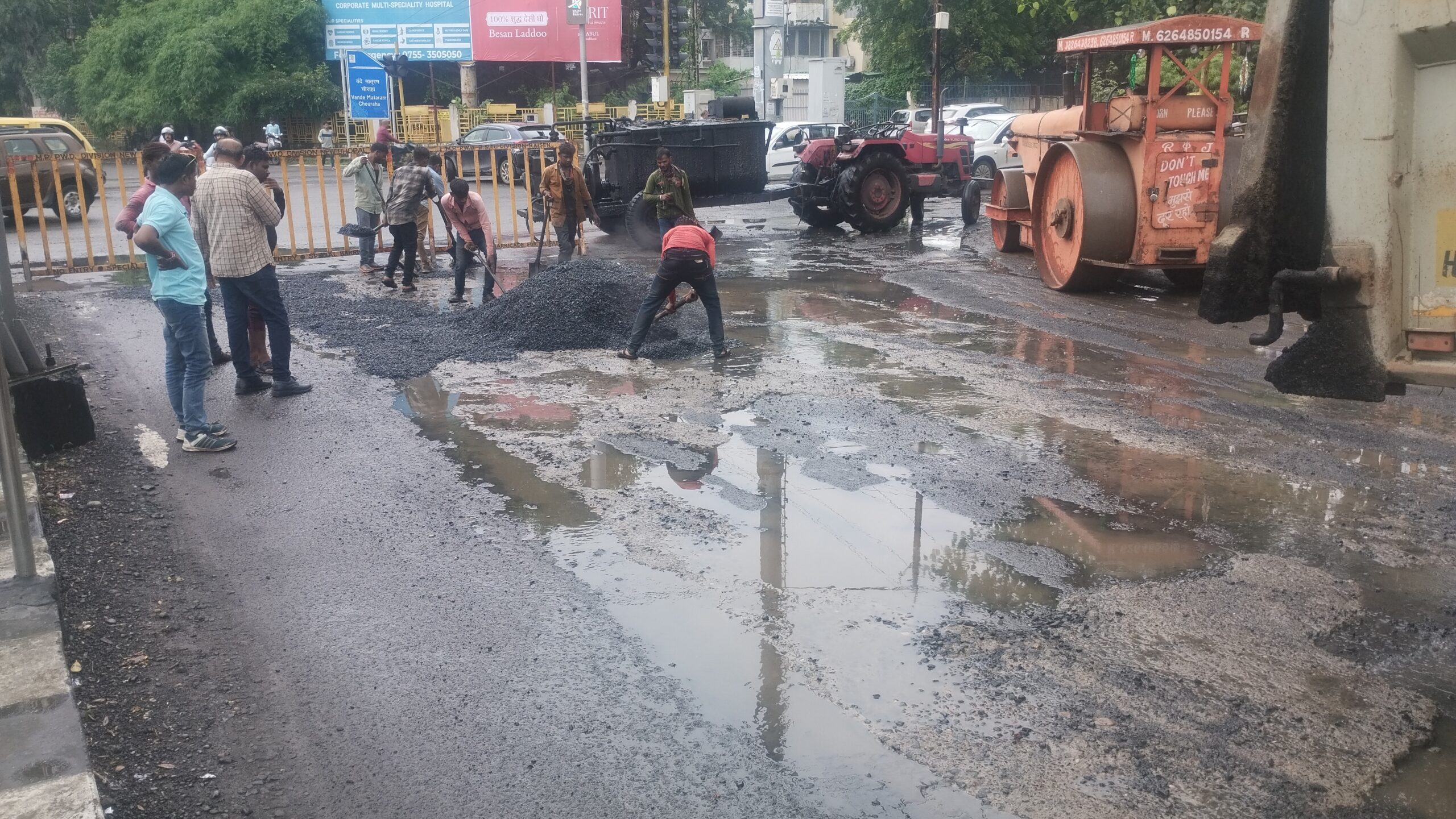 बारिश में डामरीकरण करके जनधन की बर्बादी