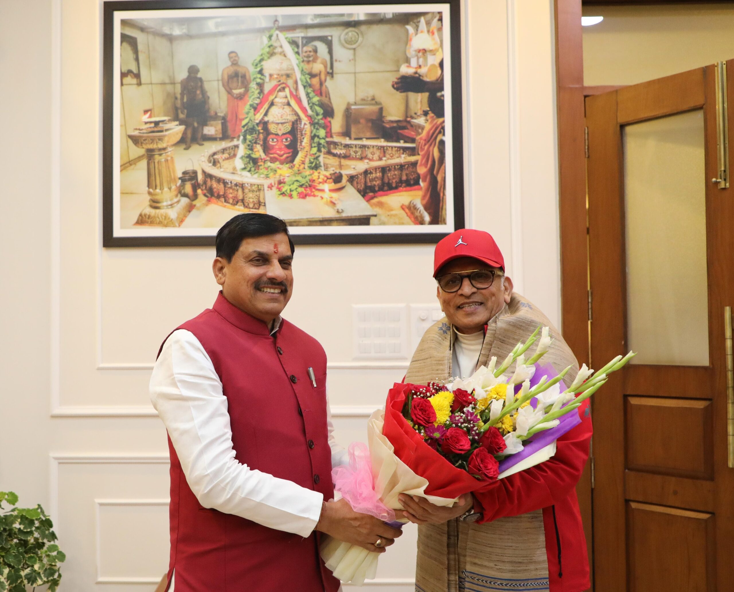 मुख्यमंत्री से बोले अन्नू कपूर एम पी सबसे प्यारा