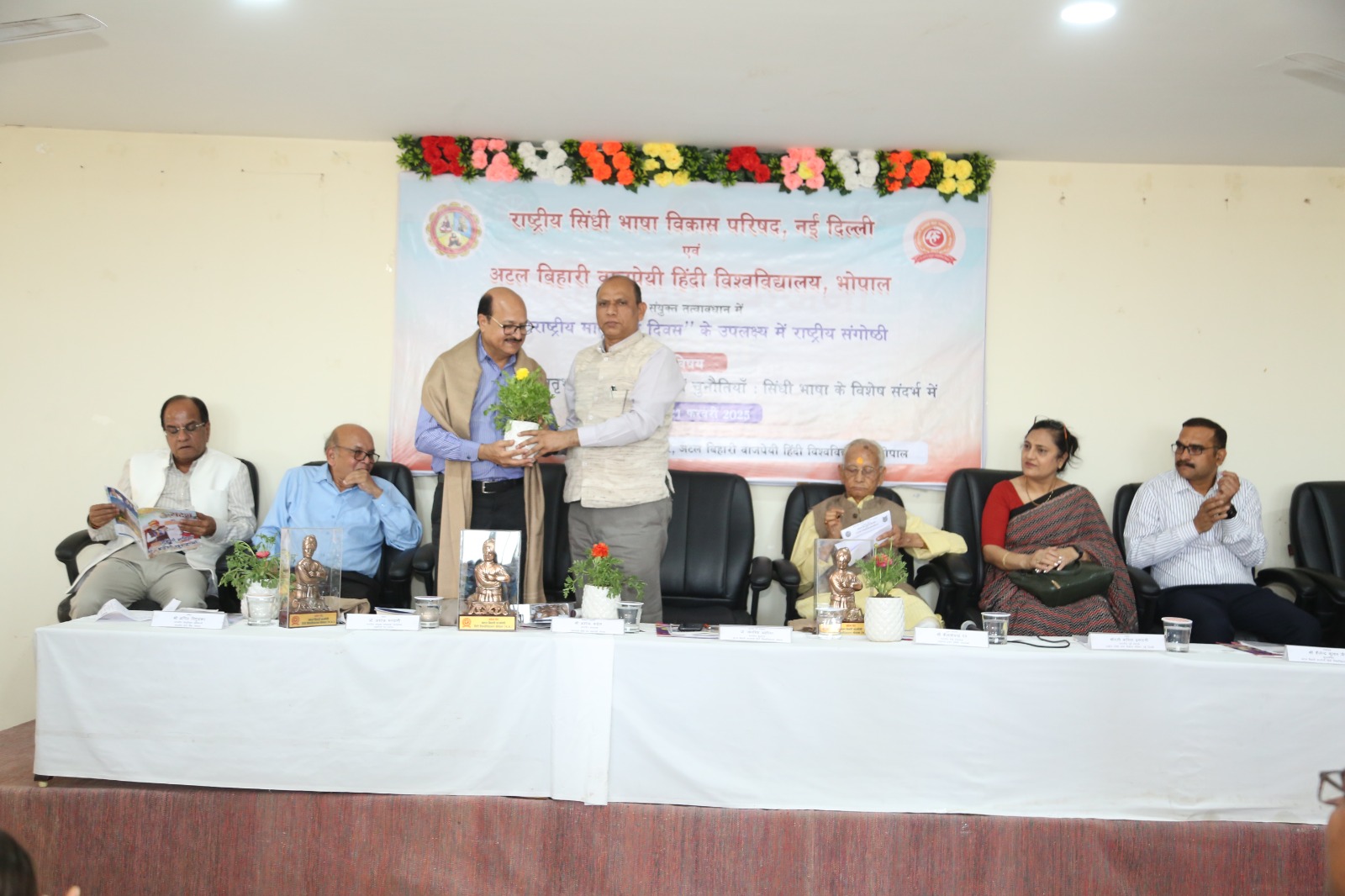 दुनिया भर में हैं हिंदी की समृद्ध विरासत को चाहने वाले